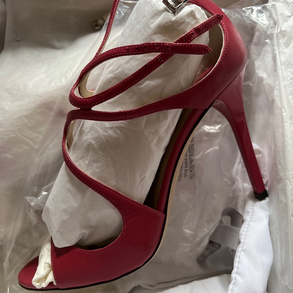 Jimmy Choo - Lang in Dahlia 39 1/2 (eu)
Fits a 38.5 
Kid | 163
Color : Dahlia